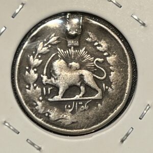 سکه یک قران نقره مربوط به دوره ناصرالدین شاه قاجار، ضرب سال ۱۳۱۰ ه.ق است. این سکه جای لحیم دارد و با اصالت ضرب یک برای مجموعه‌دارانی که به دنبال سکه تاریخی با قیمت مناسب هستند، عرضه می‌شود.