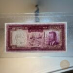 اسکناس-۱۰۰-ریال-پهلوی-۱۳۴۲-کراواتی-در-حد-نو-کارکرده